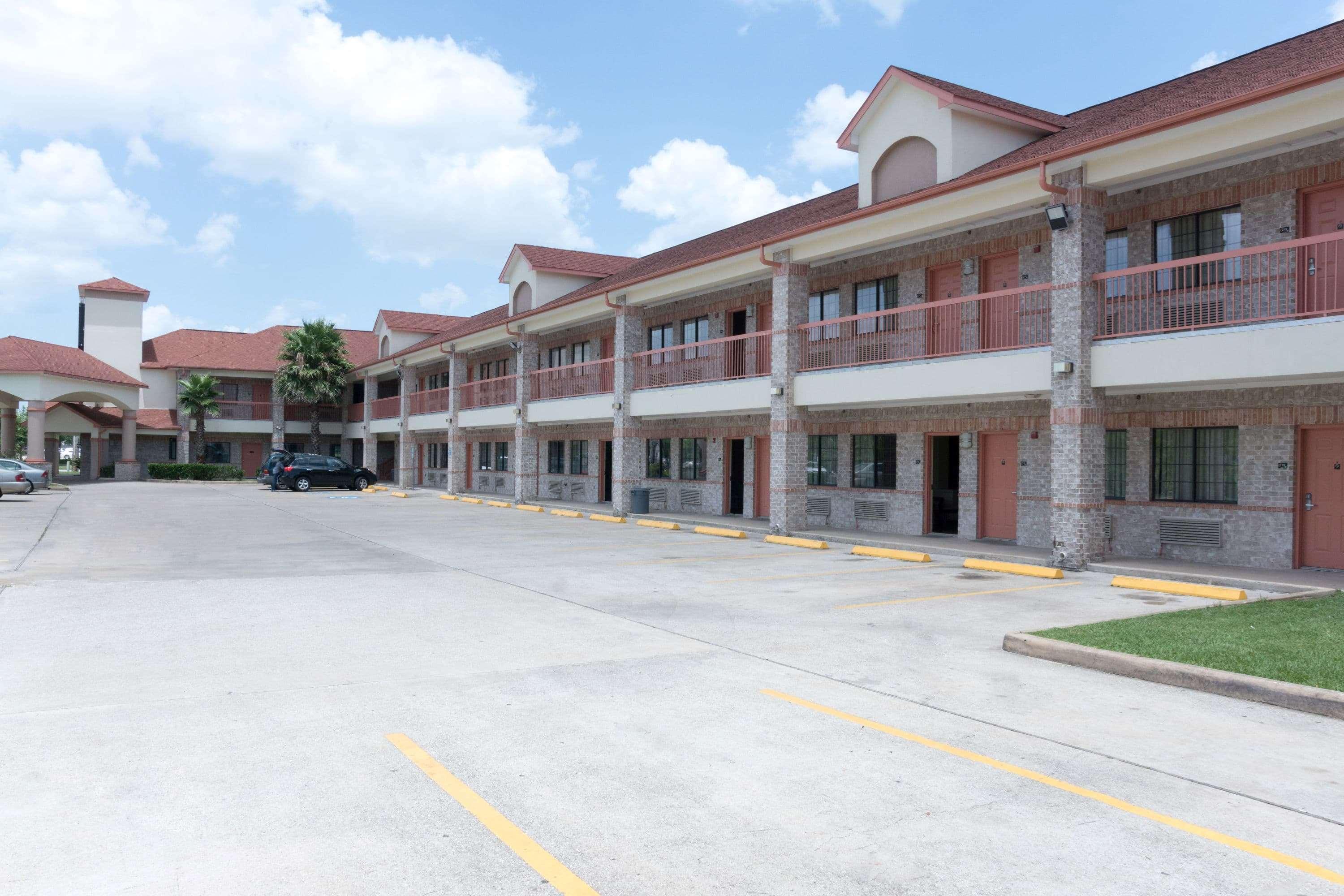 Super 8 By Wyndham Stafford Sugarland Area Hotel Bagian luar foto