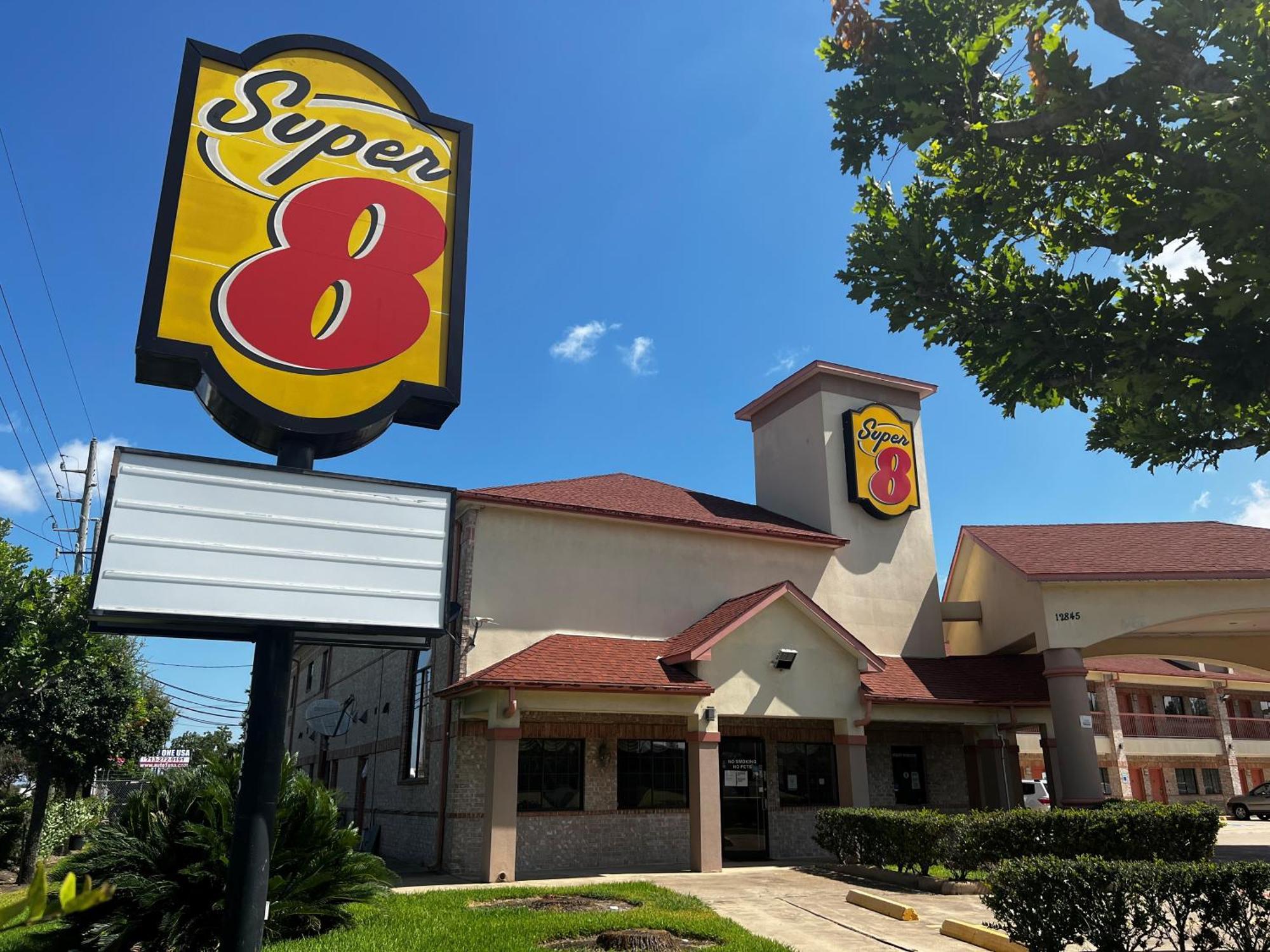 Super 8 By Wyndham Stafford Sugarland Area Hotel Bagian luar foto